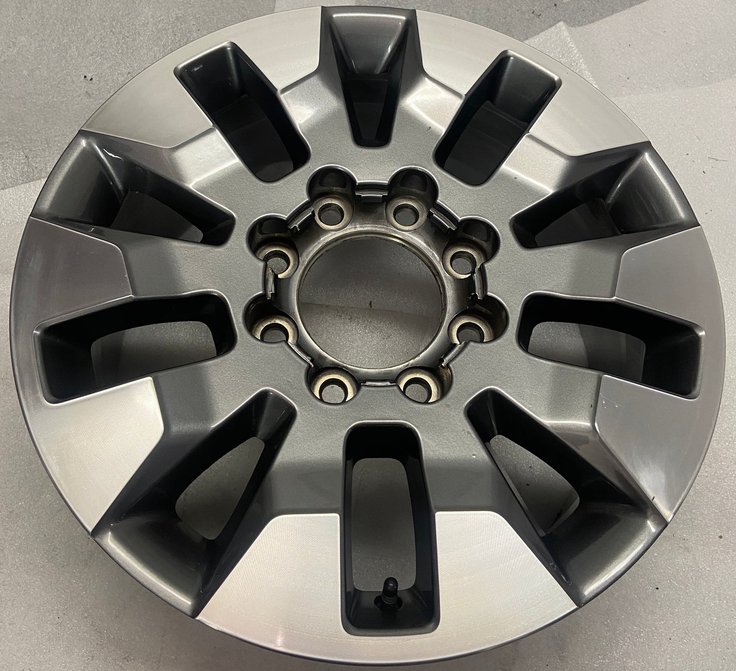 2021-2025 Chevrolet Silverado 2500 Factory 20" Machined Charcoal OEM Wheel Rim | 84742718 14032

