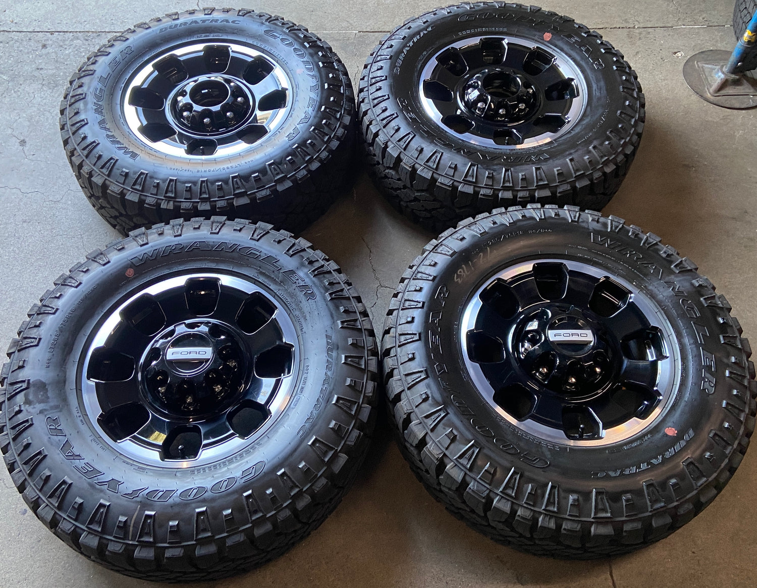 2020-2025 Ford F250 F350 Tremor OEM 18x8 Gloss Black Machined Wheel Tire Set of 4 Goodyear Wrangler Duratrac LT285/75R18 PC3C1007JA
