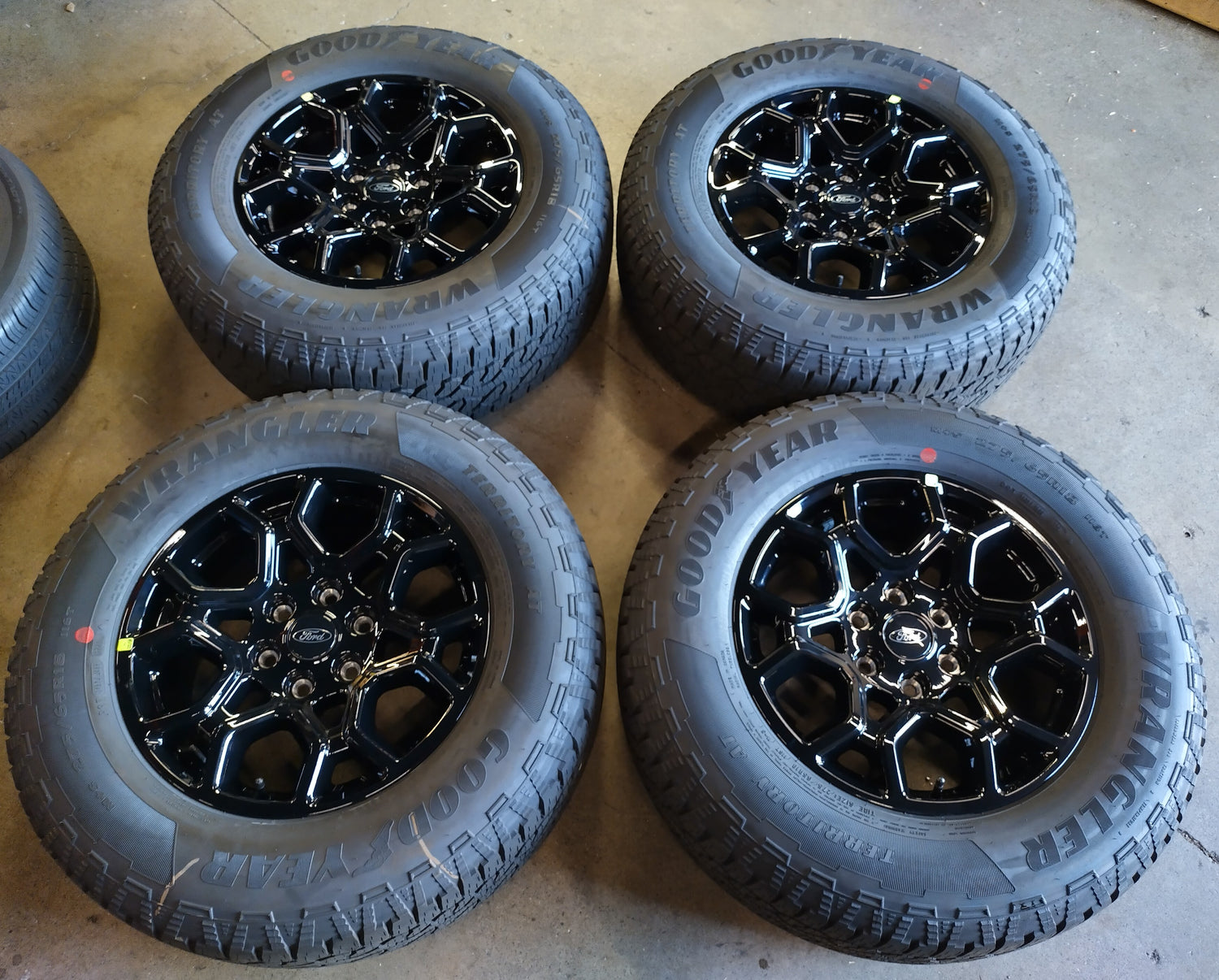 2025 Ford F-150 18 Inch OEM Gloss Black Wheel Tire Set of 4 Take Off
