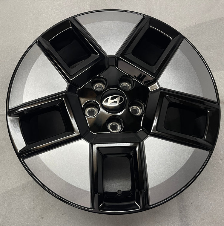 2024-2026 Hyundai Santa Fe OEM 18 inch Black Silver Wheel Rim Single
