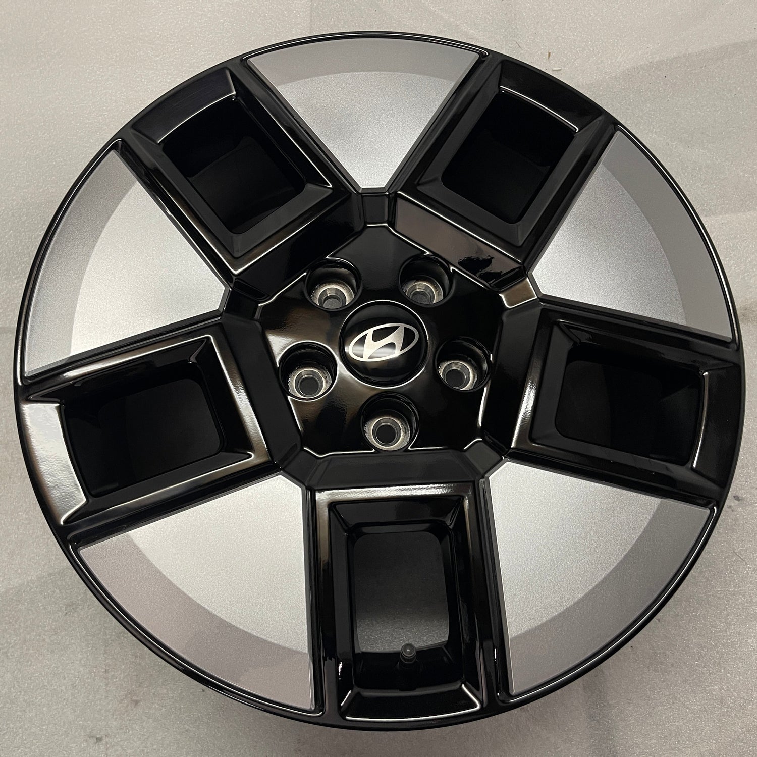 2024-2026 Hyundai Santa Fe OEM 18 inch Black Silver Wheel Rim Single
