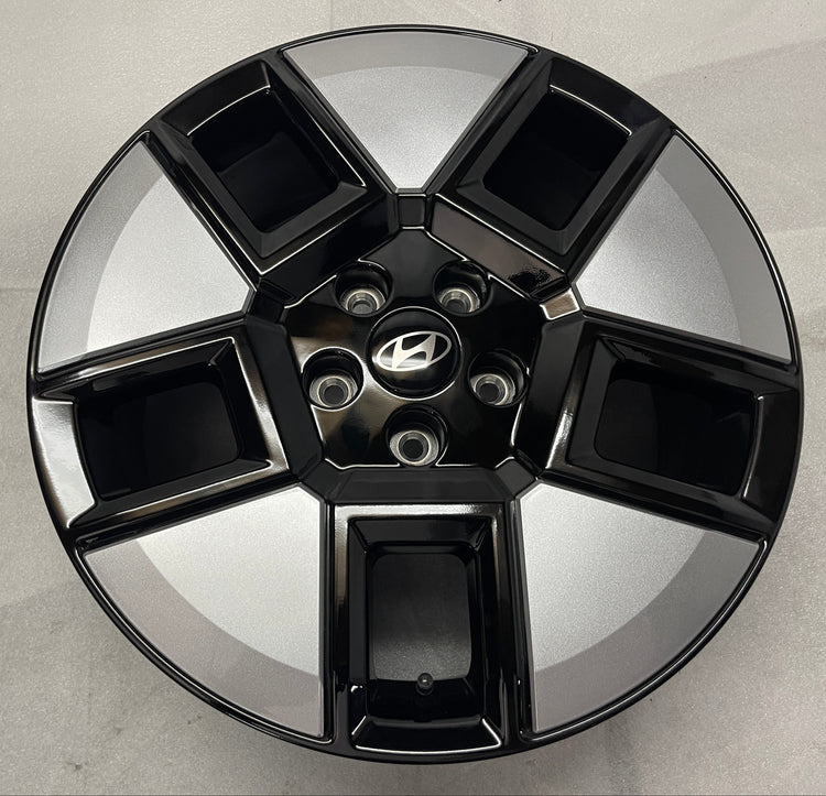 2024-2026 Hyundai Santa Fe OEM 18 inch Black Silver Wheel Rim Single
