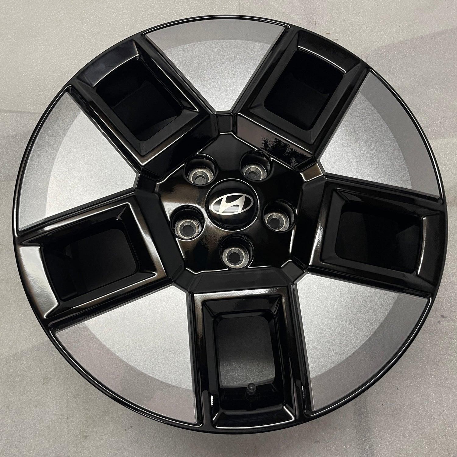 2024-2026 Hyundai Santa Fe OEM 18 inch Black Silver Wheel Rim Single
