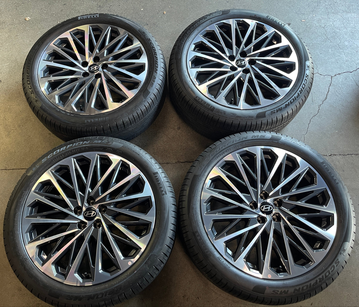 2025-2026 Hyundai Palisade Calligraphy OEM 21x8.5 Machined Face Wheel Rim Tire Set of 4 – Pirelli Scorpion 265/45R21 – Part 52910-P9410
