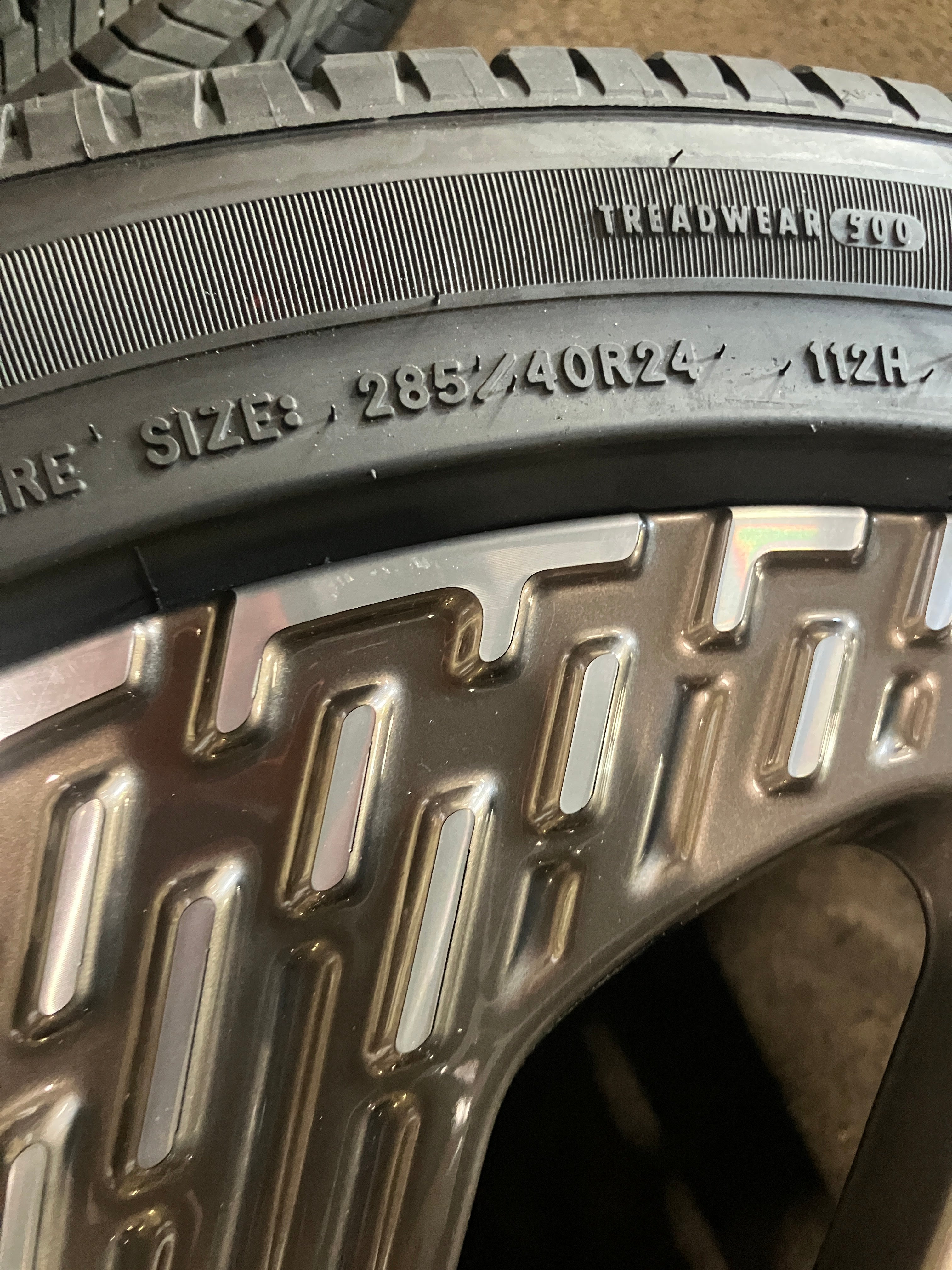 2026 Lincoln Navigator OEM Wheels & Tires 24x9.5 +40 Machined Face