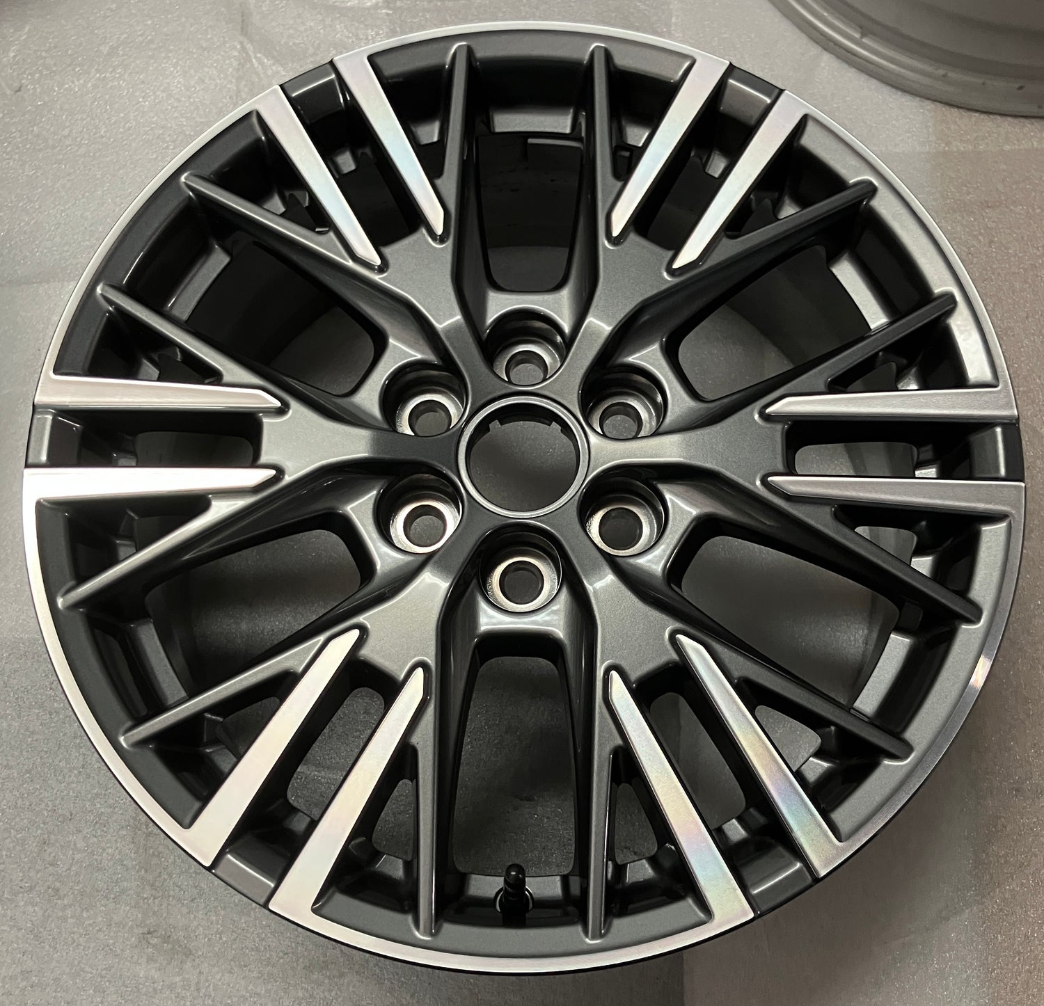 2024-2026 Chevy Traverse Factory 18" Machined Gray Wheel Rim Single OEM Original 84886628