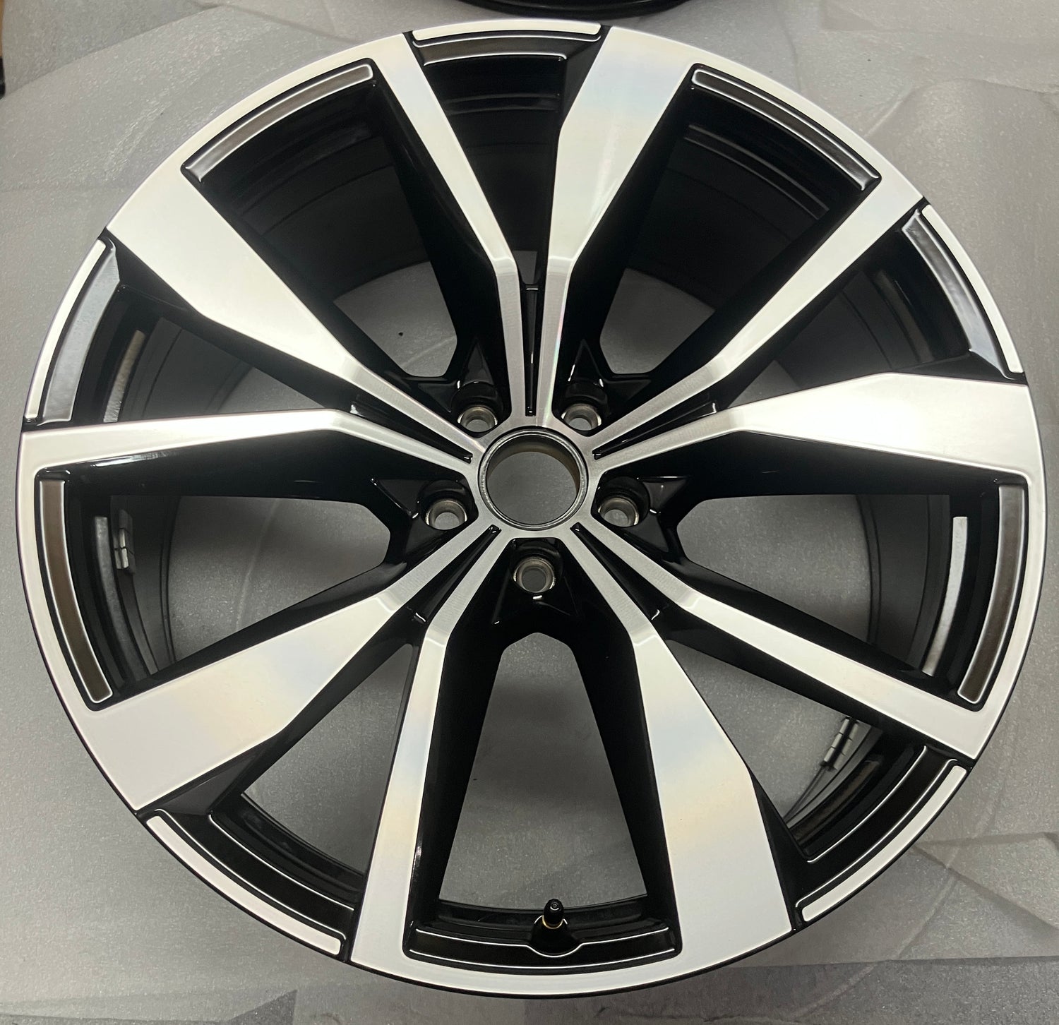 2024-2025 Volkswagen Atlas Factory 21 Inch Machined Black Inlay OEM Single Wheel Rim

