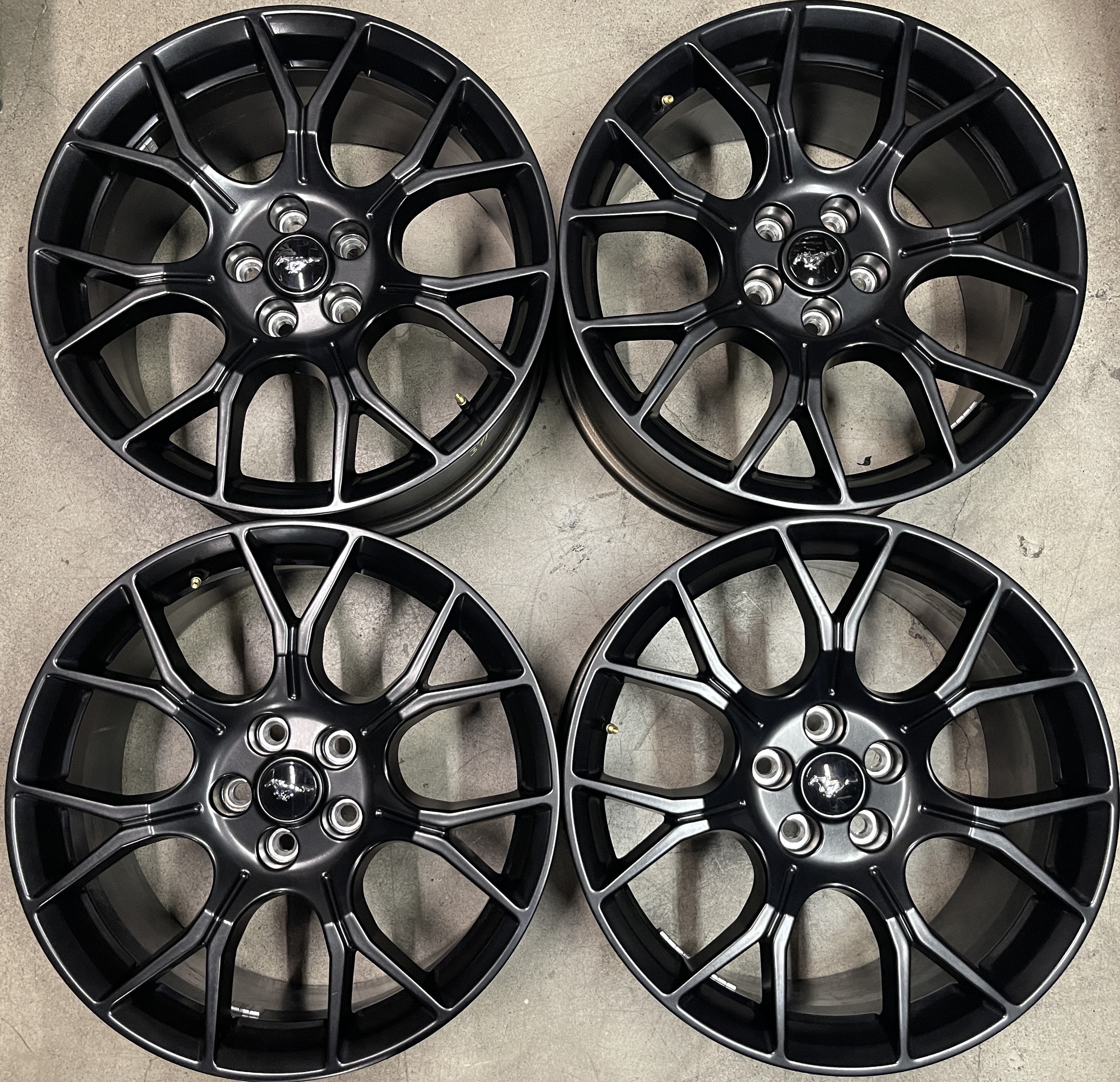 Mustang center caps store for aftermarket wheels