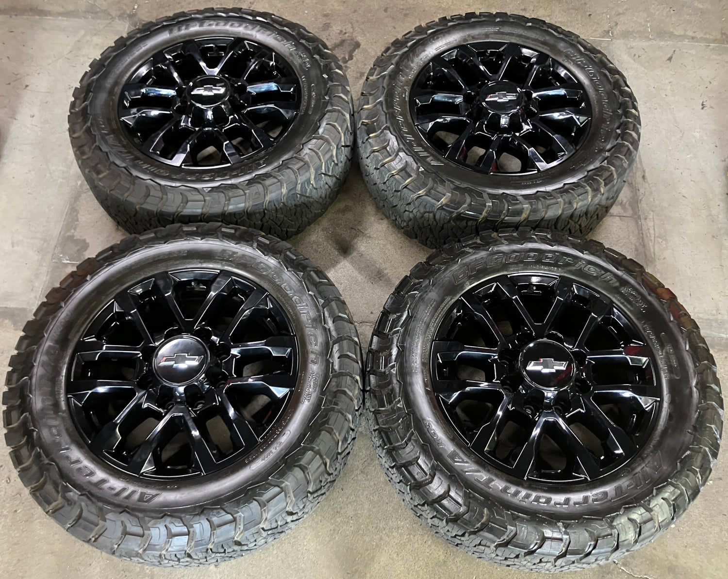 SoCal Wheels - 2020-2026 Chevy Silverado 2500HD Trail Boss 20 Inch OEM Gloss Black Wheel Tire Set of 4 Gently Used
