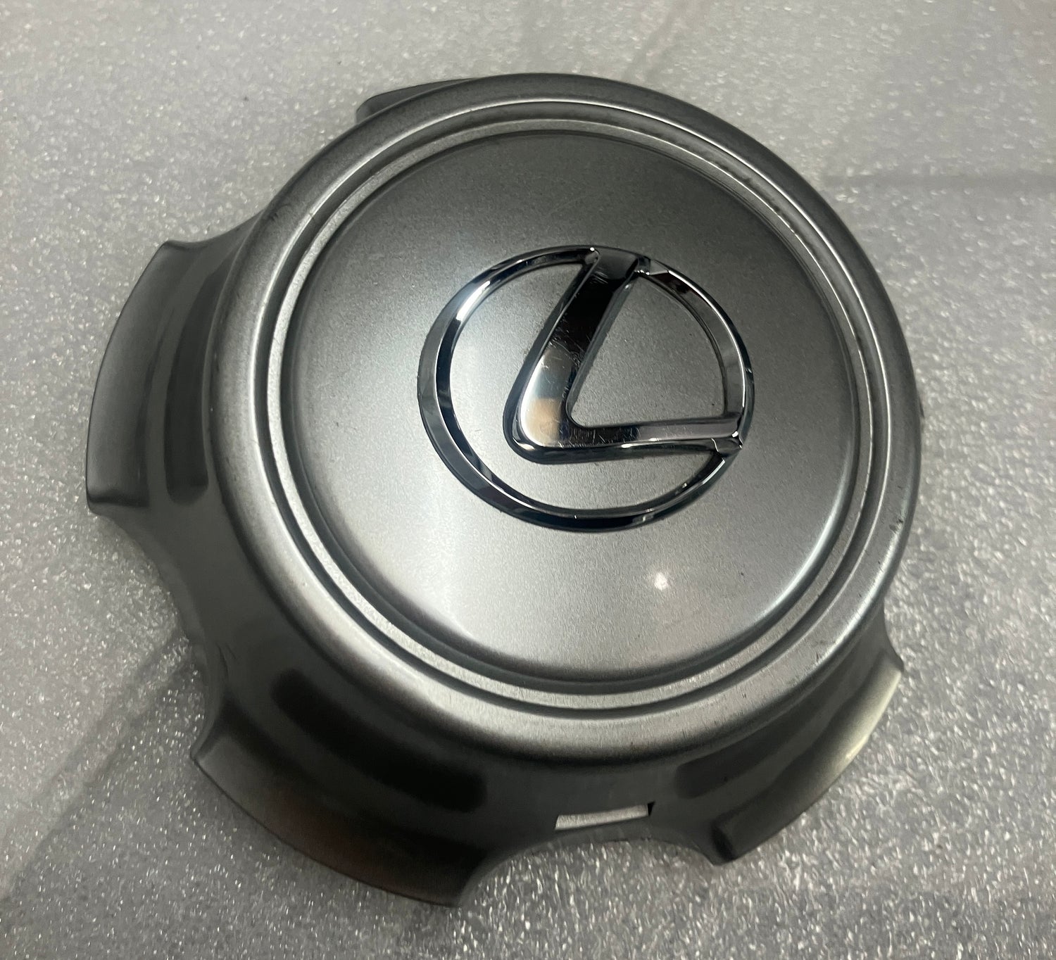 SoCal Wheels - 1998-2002 Lexus LX470 OEM Hyper Silver Center Cap Single
