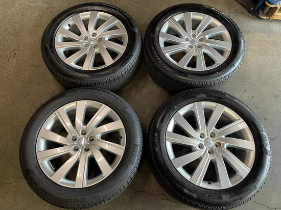 2025 Land Rover Factory 21 Wheels Tires Rims OEM 72371, LR153236 Pirelli 275/50/21 Silver