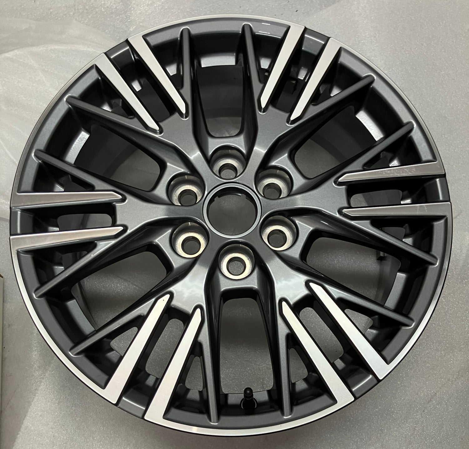 2024-2026 Chevy Traverse OEM 18x7.5 6x120 +50mm Machine Dark Gray Single Wheel Rim | 84886628 14153
