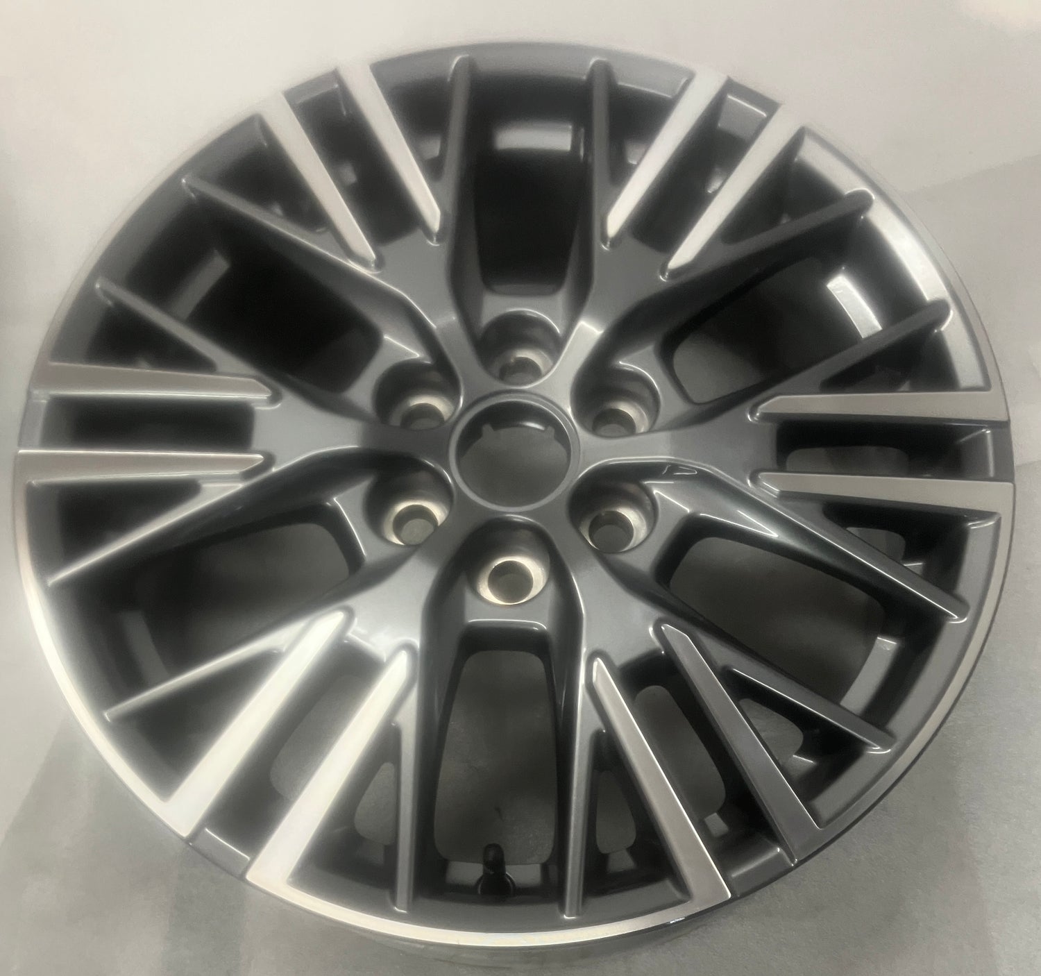 2024 2025 2026 Chevy Traverse OEM 18" Machine Dark Gray Wheel Rim Single 84886628 14153
