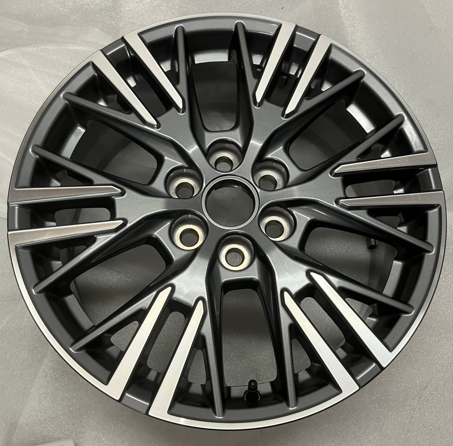 2024 2025 2026 Chevy Traverse OEM 18" Machine Dark Gray Wheel Rim Single 84886628 14153
