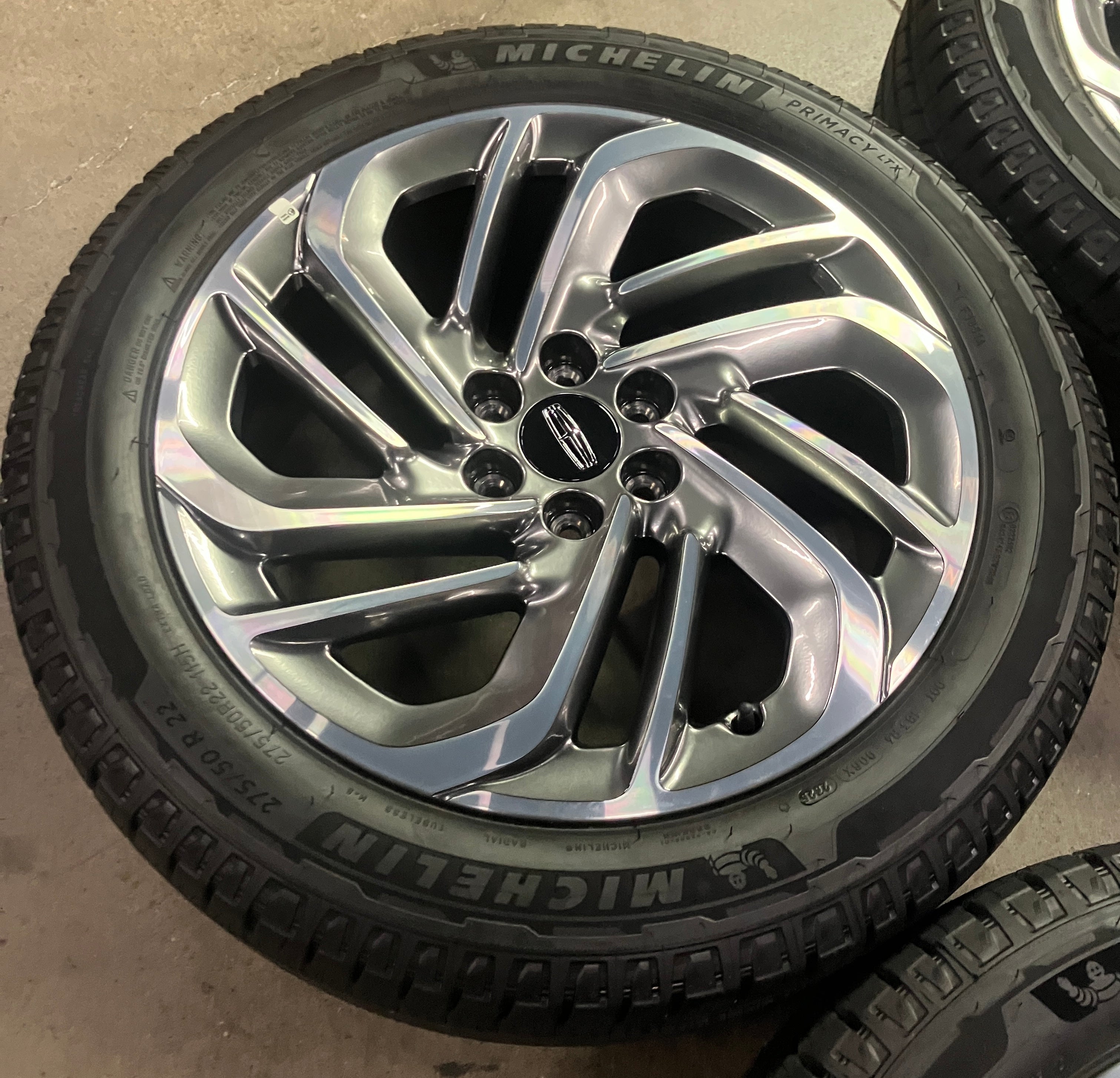 2025 Lincoln Navigator OEM Wheel & Tire 22x9 +41 Machined Face