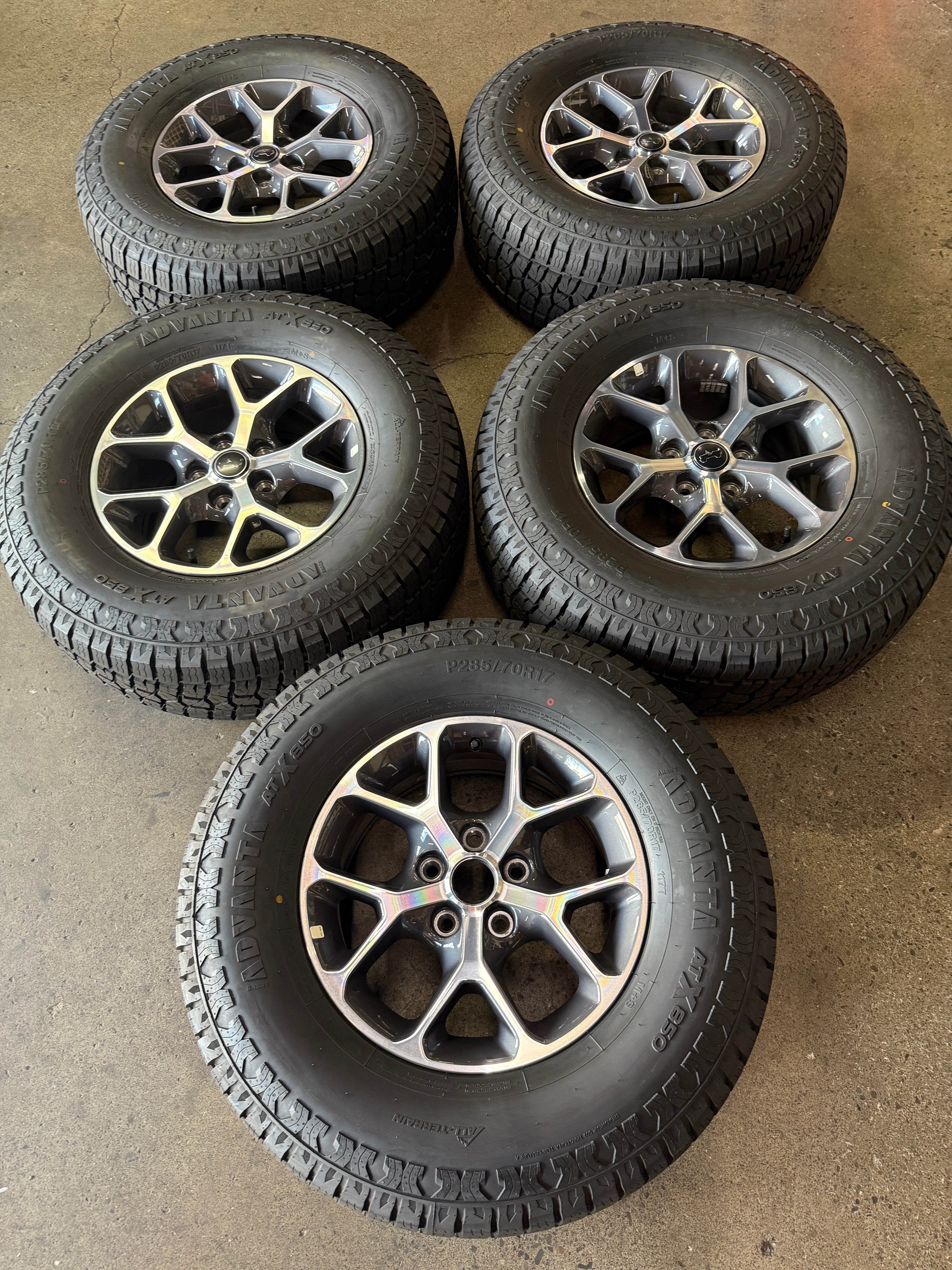 2024-2025 Jeep Wrangler Gladiator OEM Wheel & Tire 17x7.5 Charcoal