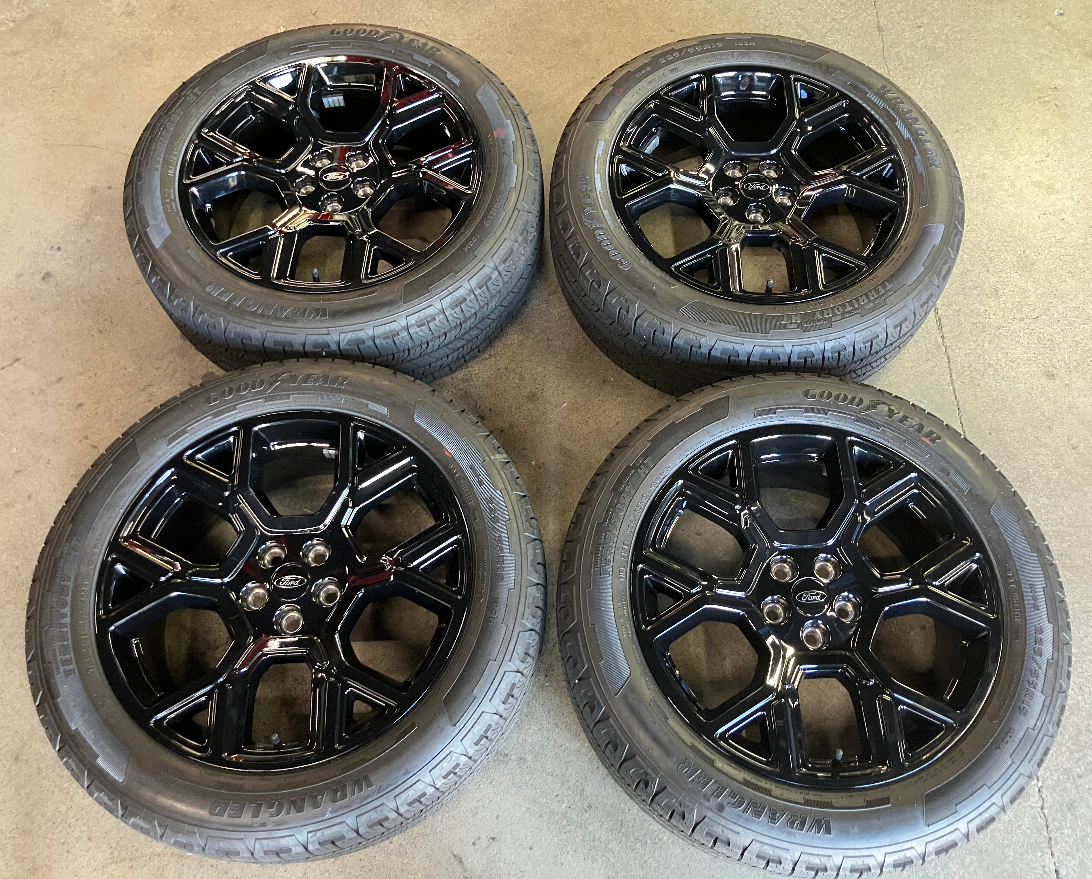 2025 Ford Maverick OEM Wheel & Tire 19x7.5 5x108 +37.5 Gloss Black