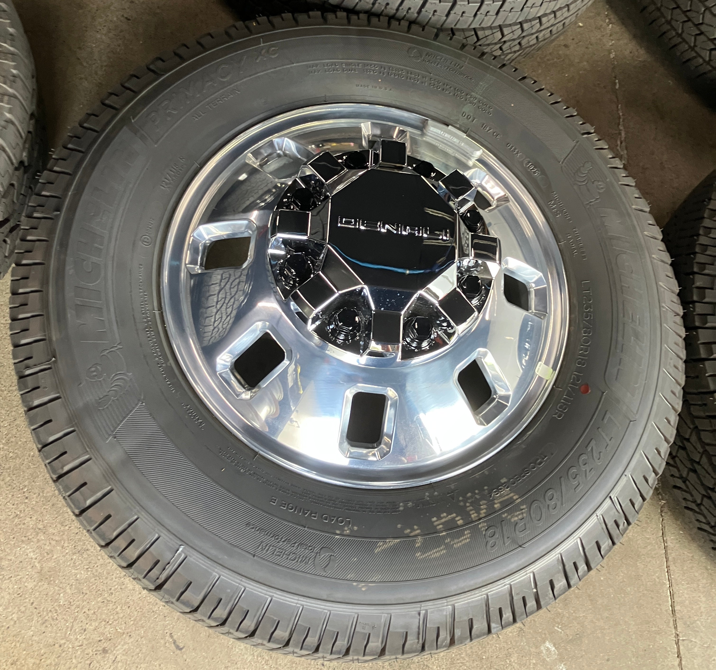 2025 GMC Sierra 3500 HD Denali Dually OEM Wheels & Tires 18x6.5 2025 GMC Sierra 3500 HD Denali Dually OEM Wheels & Tires 18x6.5