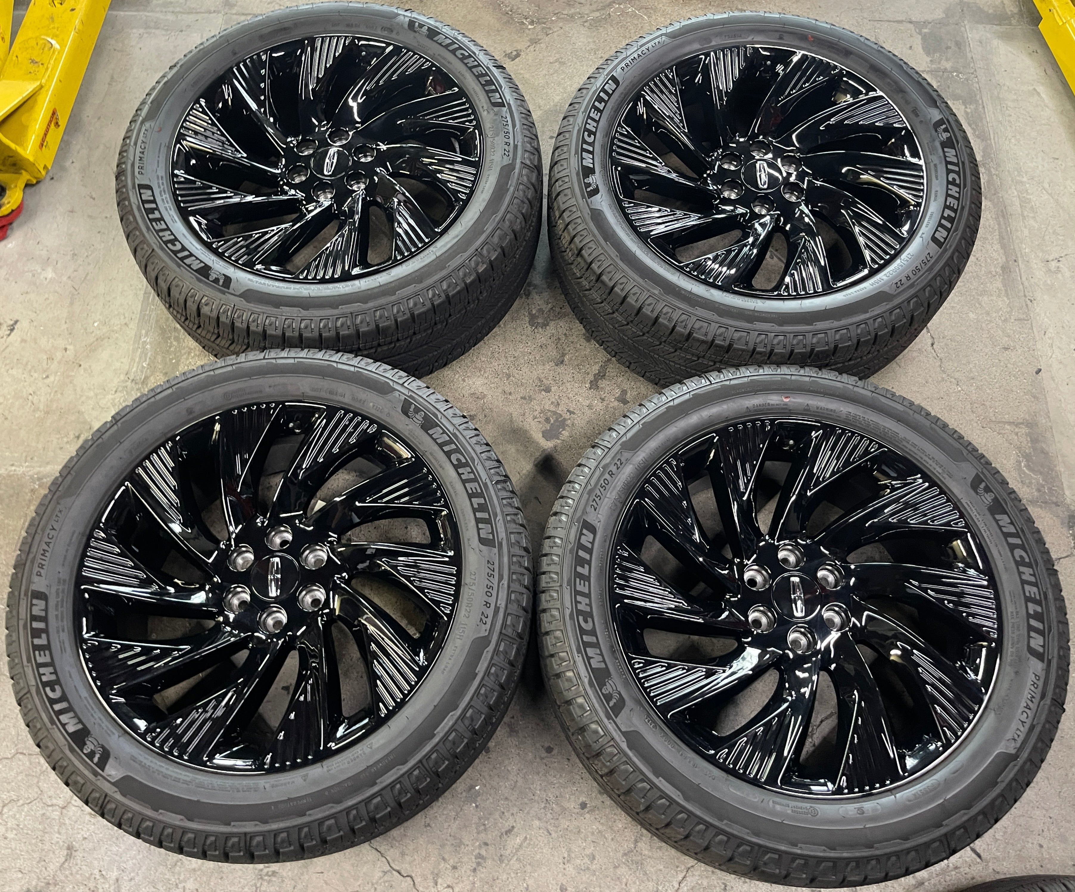 2025 Lincoln Navigator OEM Wheel & Tire 22x9 +41 Gloss Black