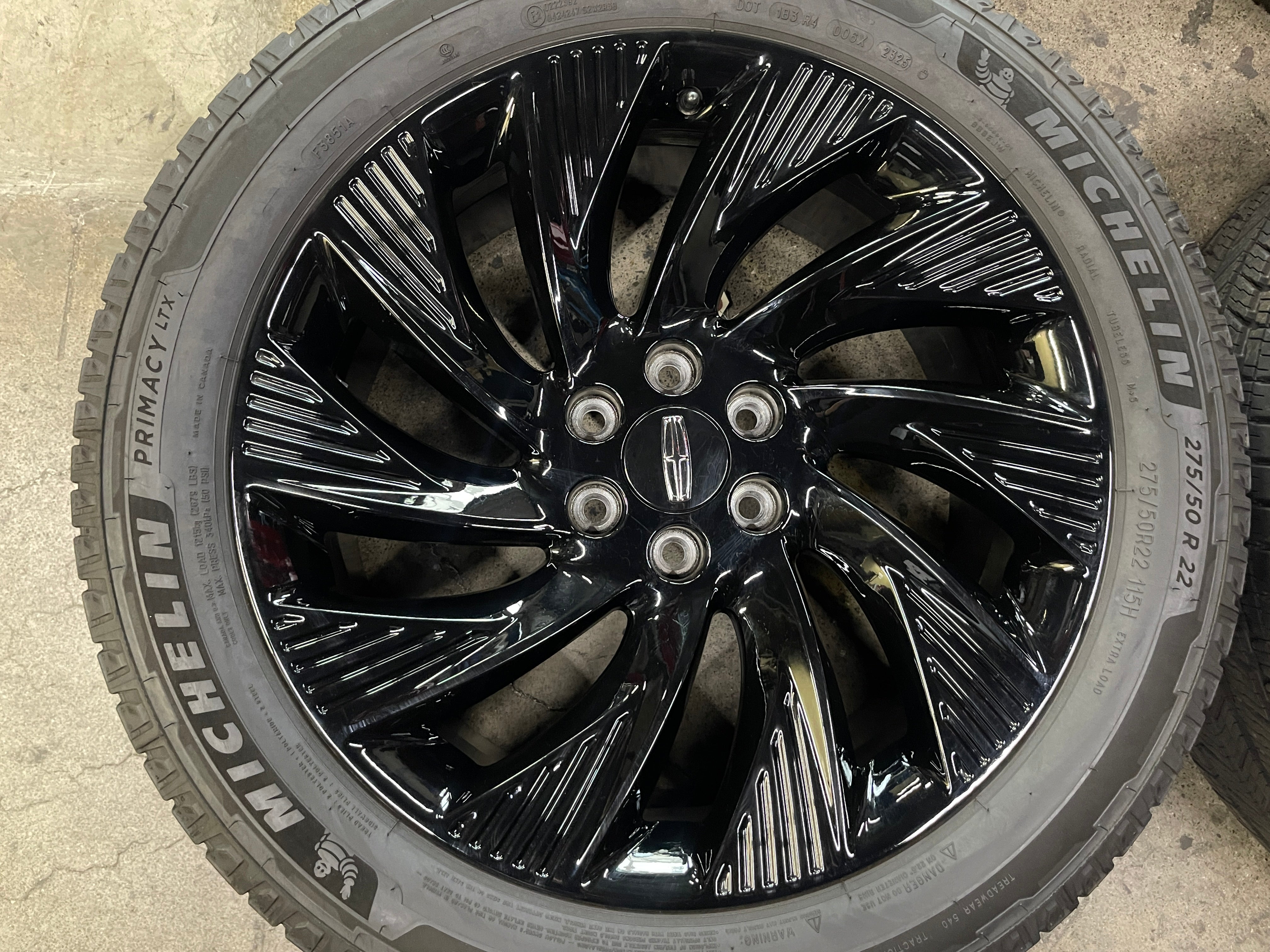 2025 Lincoln Navigator OEM Wheel & Tire 22x9 +41 Gloss Black