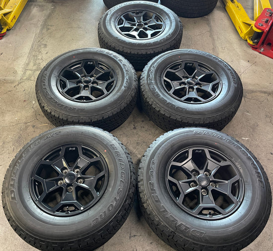 5 Jeep Gladiator Wrangler JK JL Factory 17 Wheels Tires Black Bridgestone AT RHS 255/75/17
