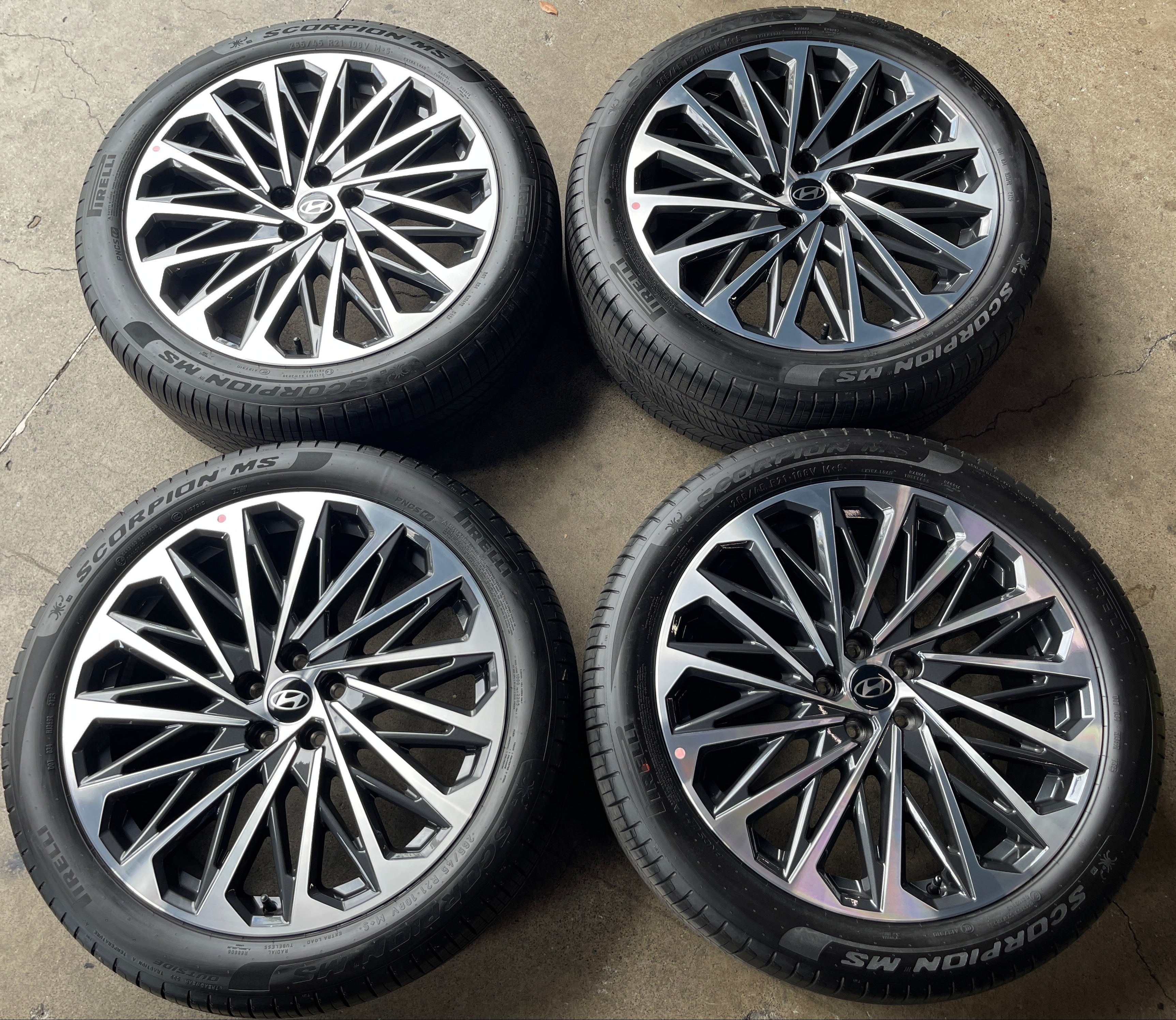 2025 Hyundai Palisade Calligraphy OEM Wheel & Tire 21x8.5 +54