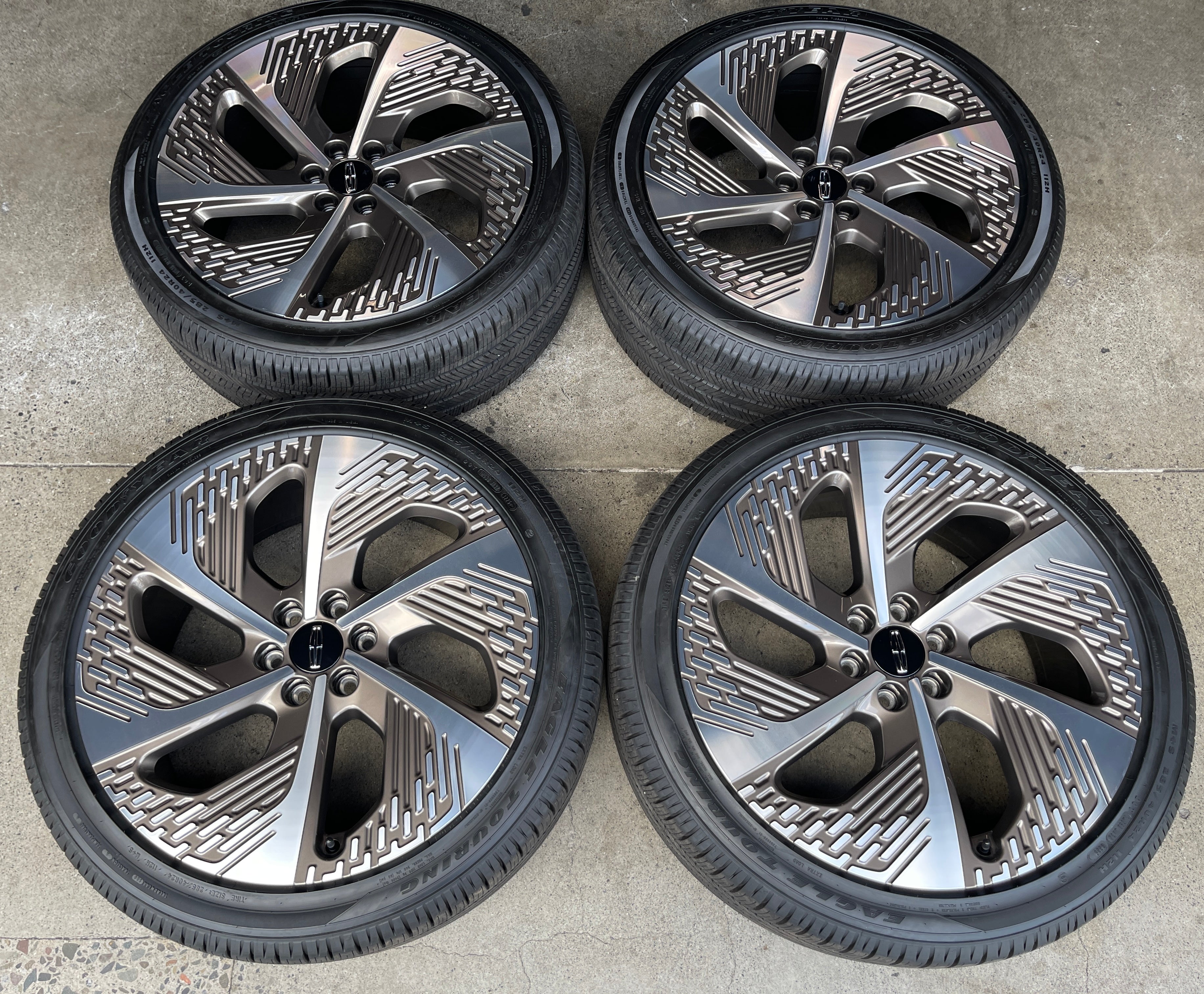 2026 Lincoln Navigator OEM Wheel & Tire 24x9.5 +40 Machined Face