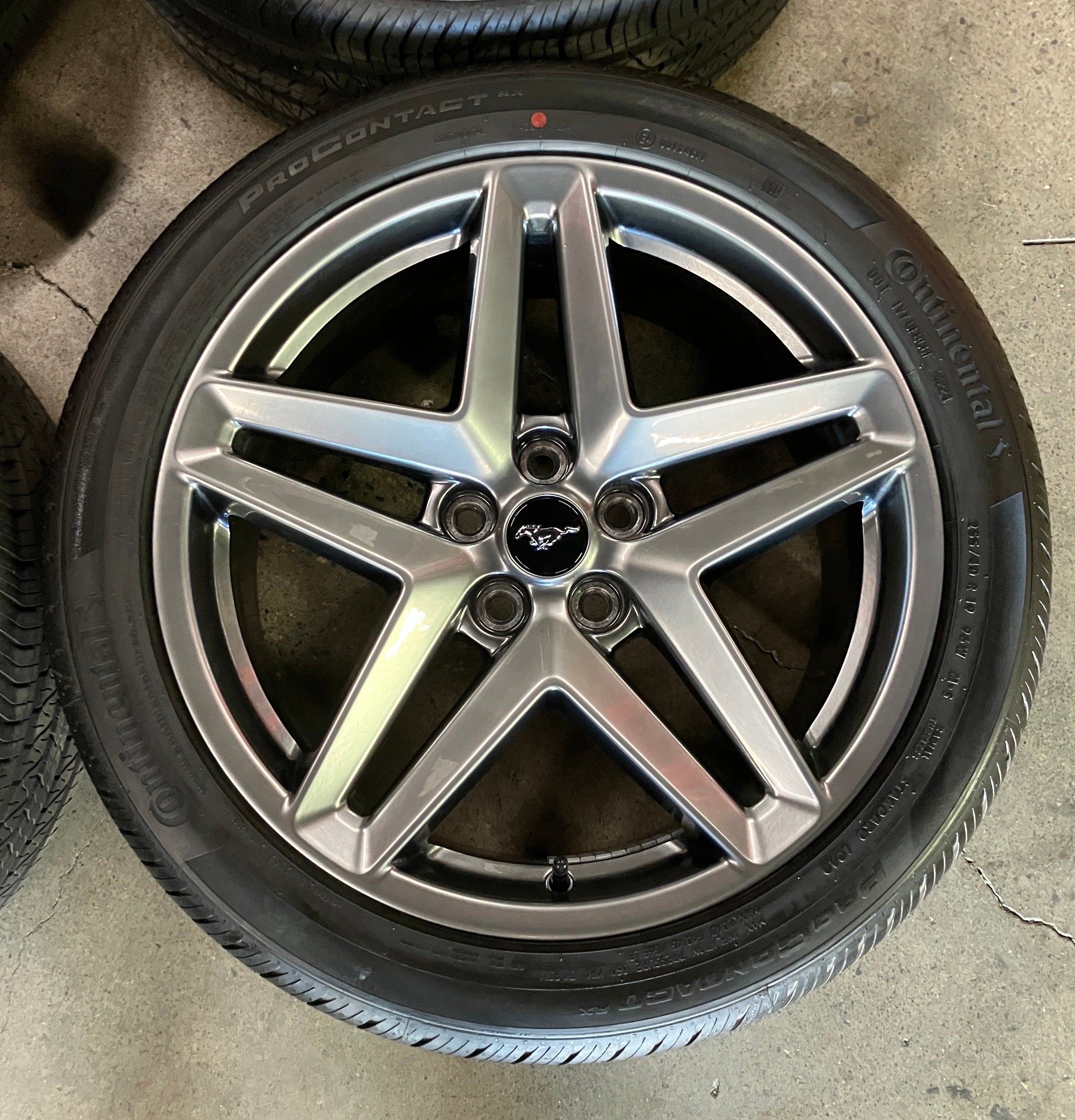2025 Ford Mustang GT OEM Wheel & Tire 19x8.5 +42.5 Hyper Silver