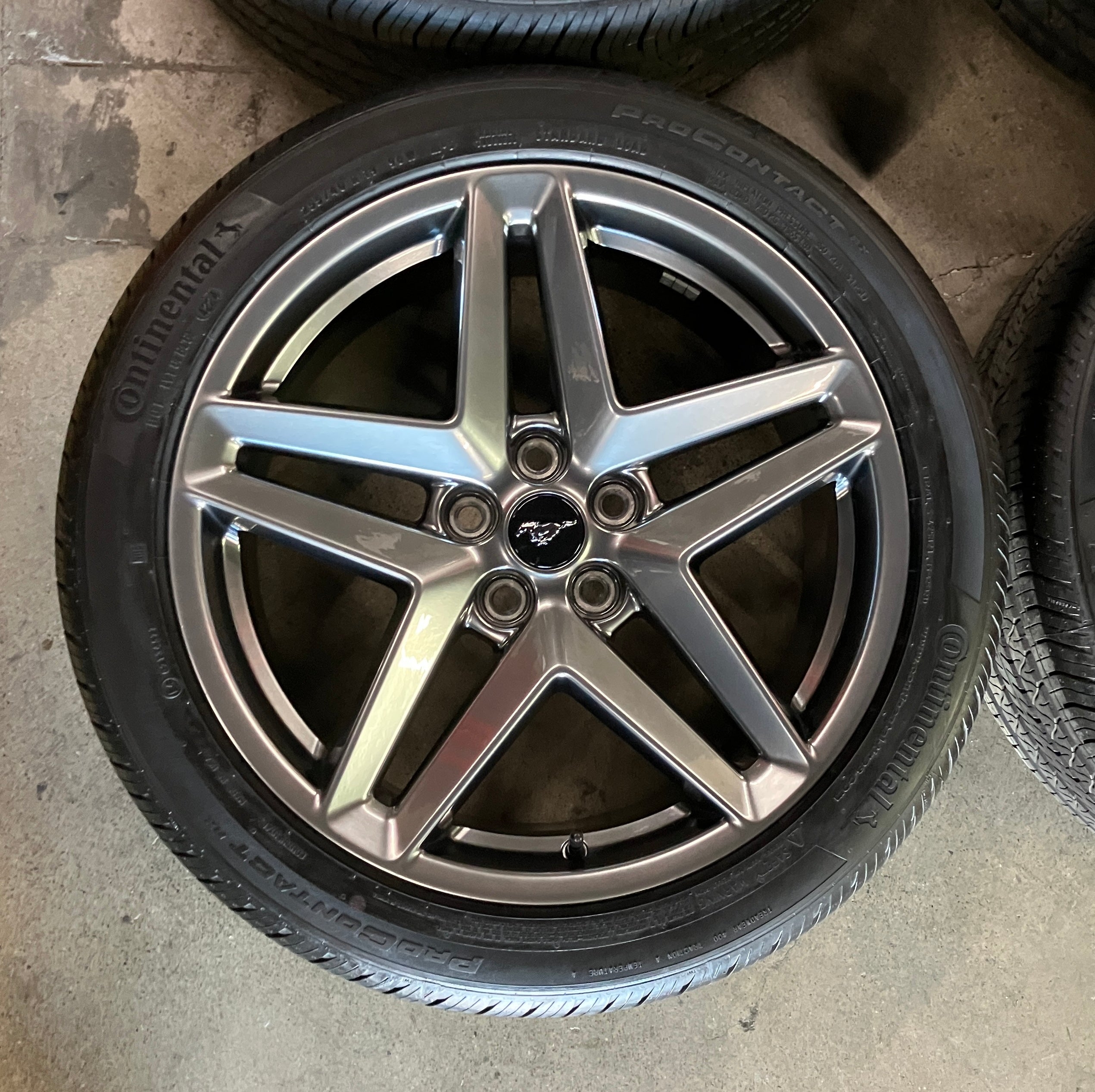 2025 Ford Mustang GT OEM Wheel & Tire 19x8.5 +42.5 Hyper Silver